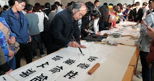 我市書畫家在商洛學院現場作畫贈畫寄語學生