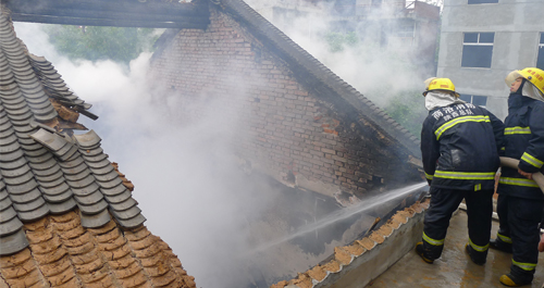 商洛市張坡社區(qū)一住戶突發(fā)火災(zāi)