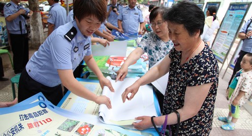 “國際禁毒日”商洛禁毒委員會為市民分發宣傳材料