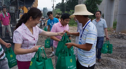 商洛總工會為高溫一線職工送防暑降溫物品