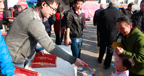 “樂游西安 惠民禮包大派送”活動中心廣場舉行