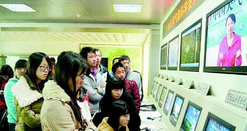 商洛學院近百名大學生在市氣象局課外實踐