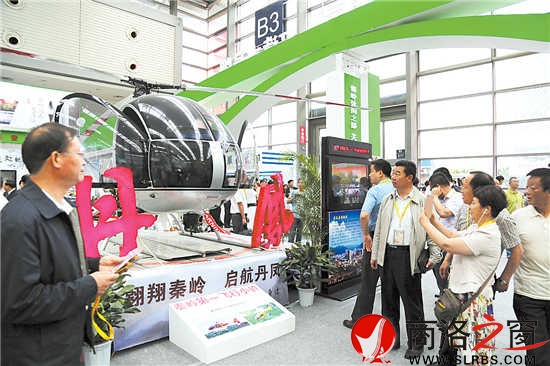 丹鳳展館,一架AF1-3小型直升機吸引大量客商駐足觀看詢問,現場登機體驗。