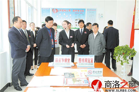 參會(huì)人員在商州區(qū)劉灣街道辦事處南秦社區(qū)了解“四點(diǎn)半課堂”為民服務(wù)工作 (記者 陳靜 攝)