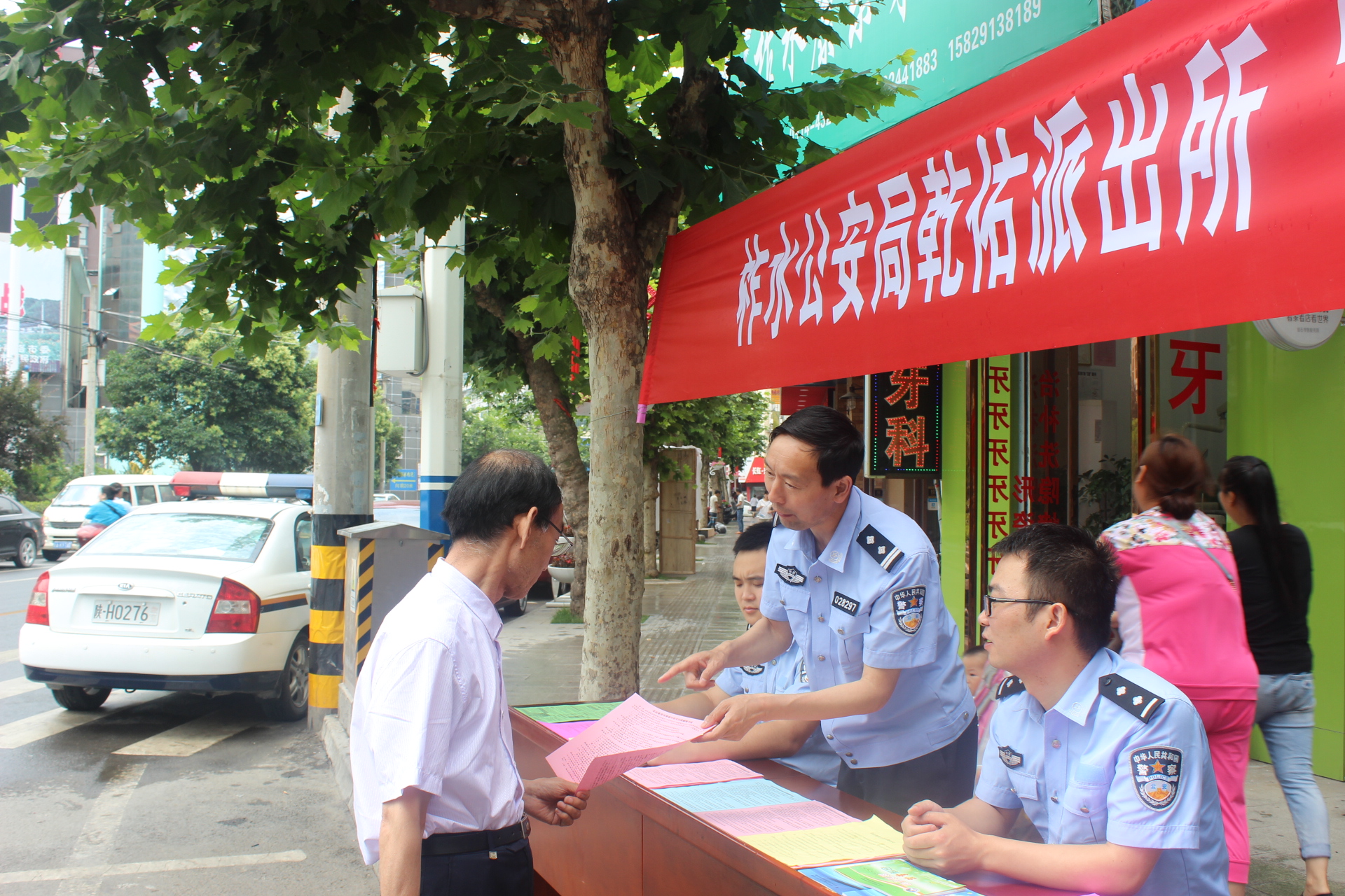 設點宣傳 熱心解答群眾.JPG