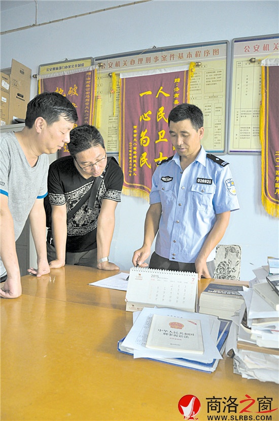 研究分析案情，是何泓（右一）日常偵破案件的重要環節。