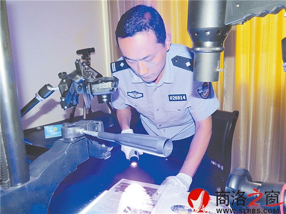 楊飛在實(shí)驗(yàn)室對(duì)案件現(xiàn)場(chǎng)的物證提取指紋