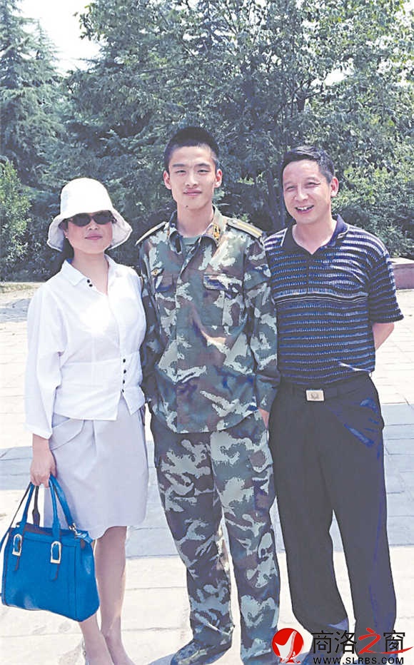 朱盛如、劉锳夫婦和就讀于武警工程大學(xué)的兒子朱建豪的全家照