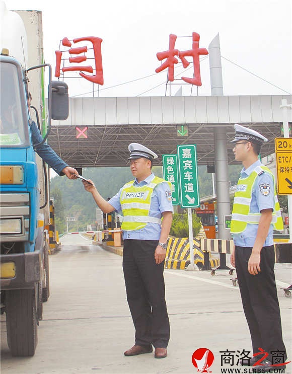 龍軍對過往車輛進行檢查