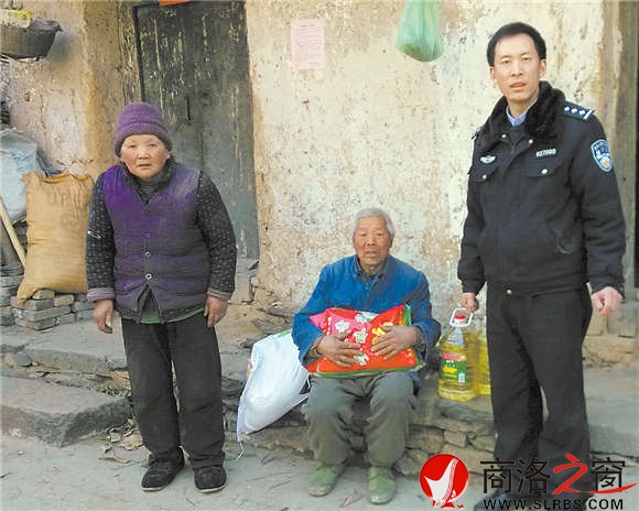 困難群眾是彭江濤的“親人”，逢年過節彭江濤總要上門慰問并給他們送些生活必需品。