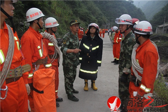 夜幕降臨，參與救援的武警戰士仍在接受任務。