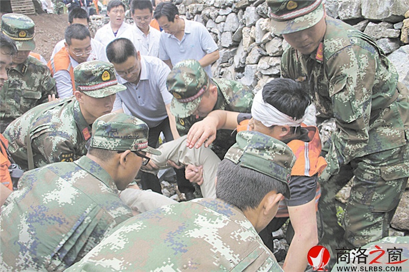災(zāi)后不到10小時(shí),14名職工和村民獲救。(武警資料)