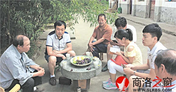 本報重大主題報道組在商州區牧護關采訪