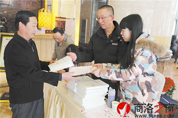 今年市“兩會”期間，“掌中商洛”工作人員深入會場為代表、委員下載安裝“掌中商洛”。