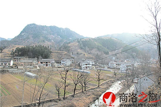 寧?kù)o的小山里，散落著安逸的村莊。