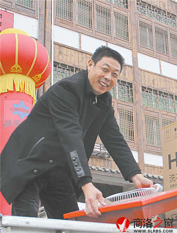 美麗鄉(xiāng)村建設(shè)以來，李棟梁的家電生意好了很多。采訪當(dāng)天，他就賣出去十幾件貨。