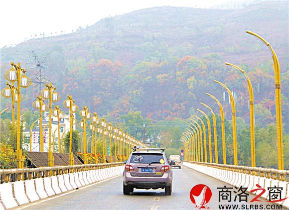 用竹燈、竹子、竹欄、花卉等裝點的丹江景觀橋，也是竹林關(guān)的迎賓通道。