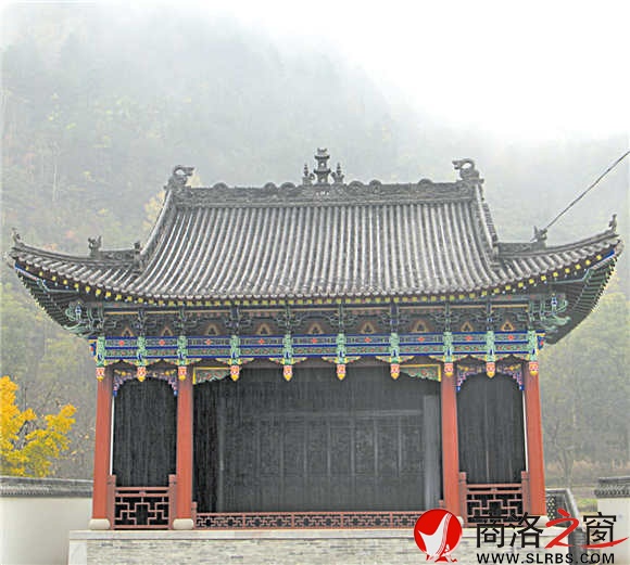 位于古街中間的老戲樓