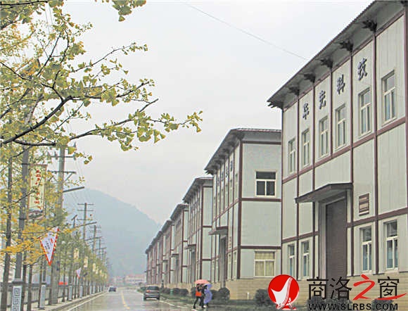 規模宏大的工業孵化園，讓云鎮村村民在家門口就能打工掙錢。