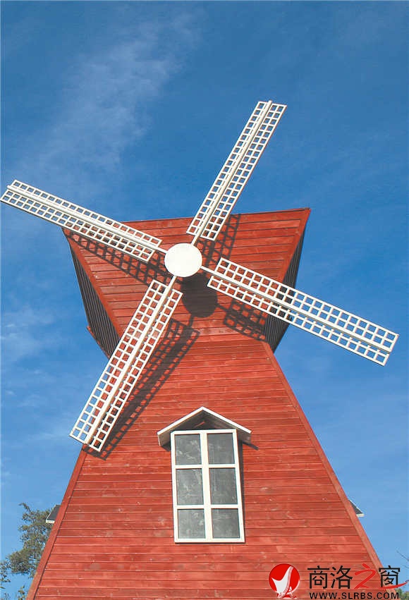 大風(fēng)車(chē)是村子的一個(gè)標(biāo)志性建筑,為游客照相留念提供了一個(gè)最佳場(chǎng)所。