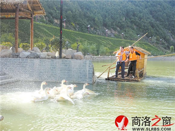 泛舟后灣湖，別有一番感覺。