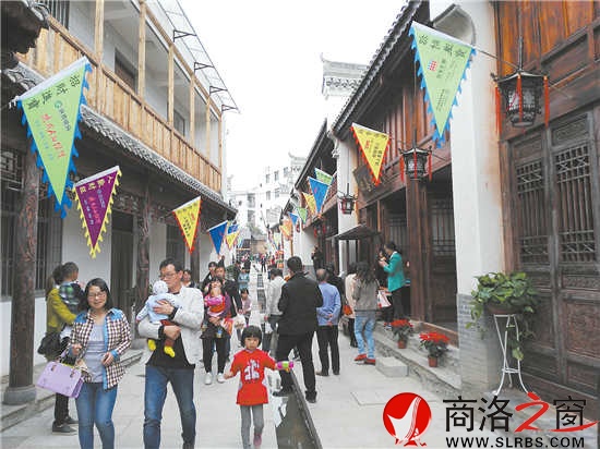 云鎮(zhèn)老街改造升級后，游客紛至沓來，成為鎮(zhèn)安一個新的旅游熱點。