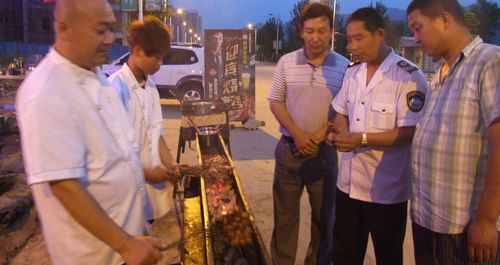 丹鳳食品藥品監督管理局對夜市燒烤進行執法檢查