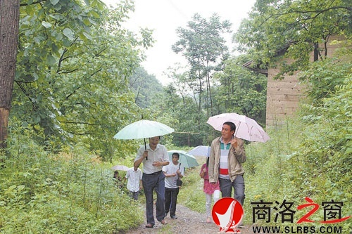 計生局黨員干部冒雨調(diào)研包扶村產(chǎn)業(yè)發(fā)展
