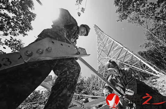 陜西送變電工程公司的施工人員在330千伏渭南豐塬變&mdash;商洛張村變輸電線路工程現場組裝塔材。任長征攝