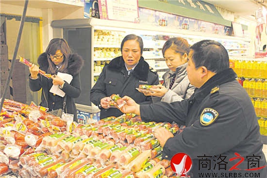 市食品藥品監督管理局副局長、市食品藥品監察支隊隊長趙宏俠帶隊在超市檢查食品安全。