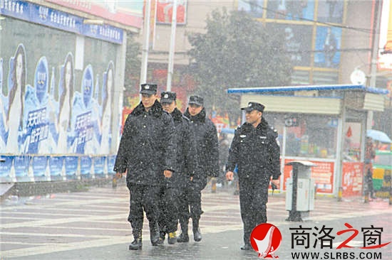 1月27日，雪花鋪天蓋地，葉宏仍帶領同事不畏嚴寒在車站一帶巡邏。