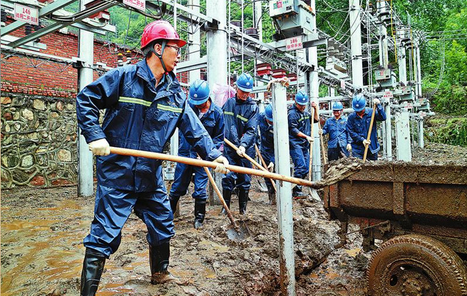 國網商洛供電公司變電檢修中心共產黨員突擊隊在洛南災區開展搶修作業