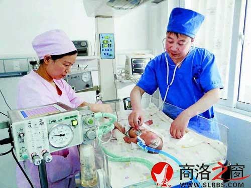 新生兒科的醫生與護士正在給患兒檢查身體