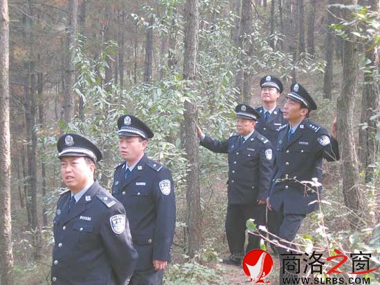 鄭安民(左一)帶領民警在林區勘察
