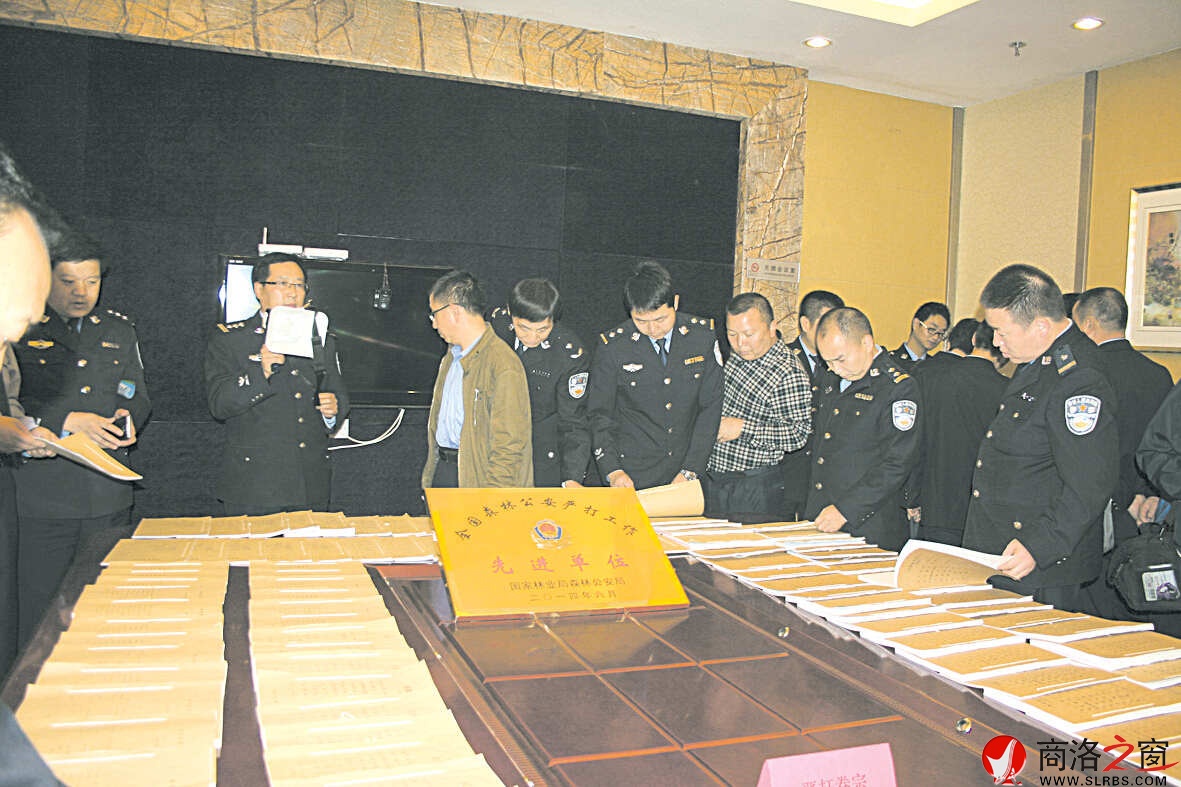 市林業局黨組成員、市森林公安局局長、市森林防火指揮部辦公室主任劉剛向出席全省森林公安執法辦案現場觀摩和執法工作座談會代表介紹我市森林公安執法辦案情況