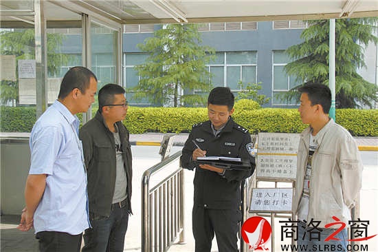 商丹工業園區內企業眾多，外來人口密集，張葛亮不定期便會深入園區企業走訪調查，以便及時發現、化解矛盾糾紛。