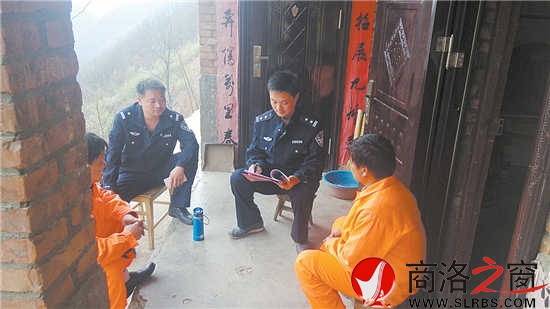 汪義軍在小嶺鎮陜銀礦民爆庫房與工作人員了解情況,進行安全檢查。