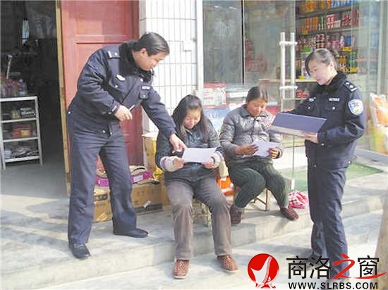 王玉娟深入社區(qū)開展社情調(diào)查(資料圖片)