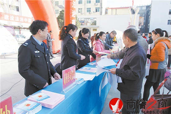 向群眾發放法規資料