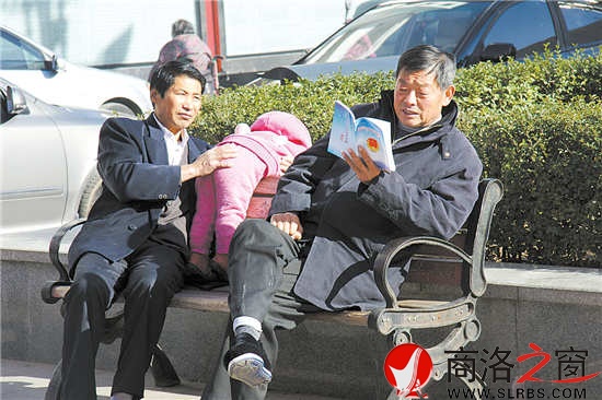 休閑的市民在公園里學法