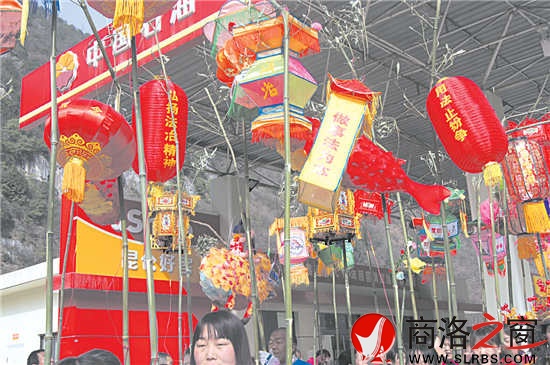 柞水縣將法治文化融入民俗文化活動當中,圖為慶元宵舞龍燈活動現場。