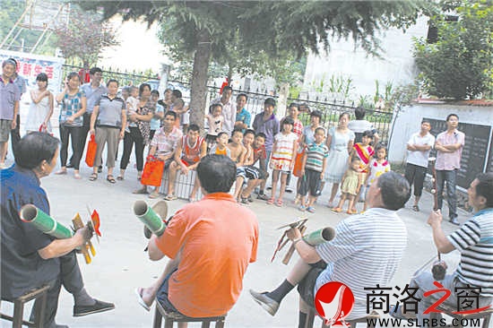 柞水縣率先在全省建立了以葉家灣為典范的法治文化大院,圖為葉家灣文化大院里的法治漁鼓表演現場。