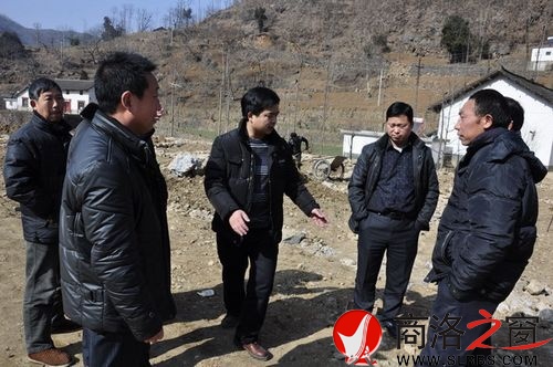 鎮上領導實地指導陜南移民搬遷工程建設.JPG