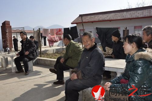 鎮上領導在西溝敬老院現場辦公.JPG