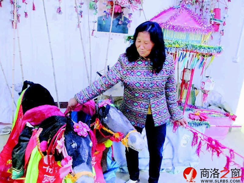 花鼓戲演出的各種器樂一應(yīng)俱全，大都是自己用手做成。