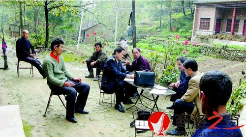 朱建志深入洛南縣為一起侵犯農民工職業(yè)病健康權益的違法案件進行調查取證。