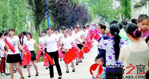 村民自發(fā)組建表演隊慶祝中國共產(chǎn)黨成立93周年