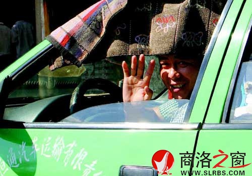 看到記者采訪,旁邊的出租車司機熱心地打了個招呼。