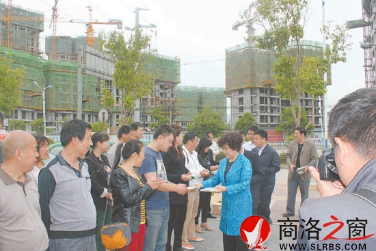 市委常委、宣傳部部長劉淑慧為出租車駕駛員發(fā)放宣傳光碟