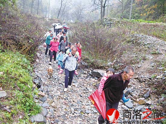 凹凸不平的小河溝是天橋3個組群眾接送孩子上學的必經之路